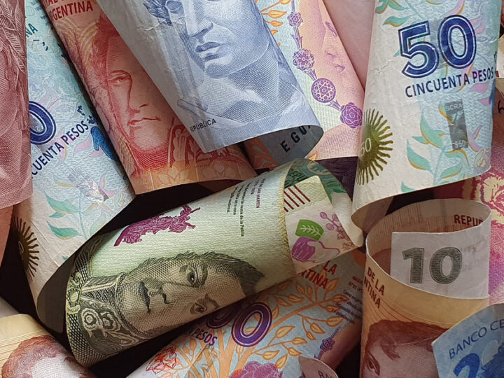 Monedas latinoamericanas resistieron un octubre volátil y mantienen un 2023 firme: Bloomberg
