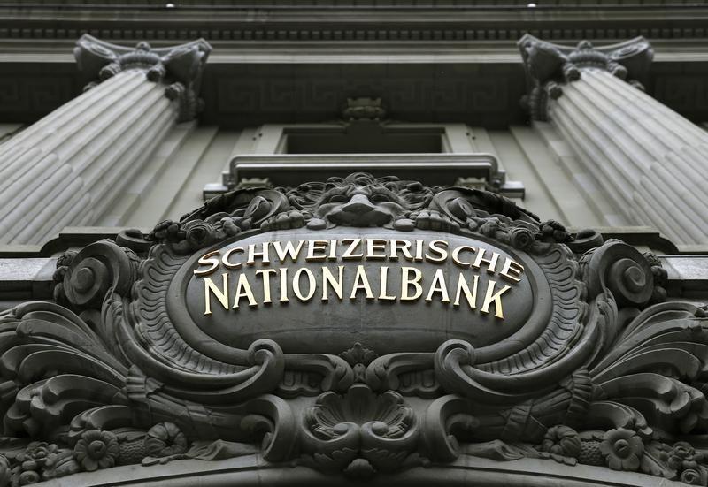 Franco suizo se desploma tras inesperada bajada de tasas, a la espera del Banco de Inglaterra