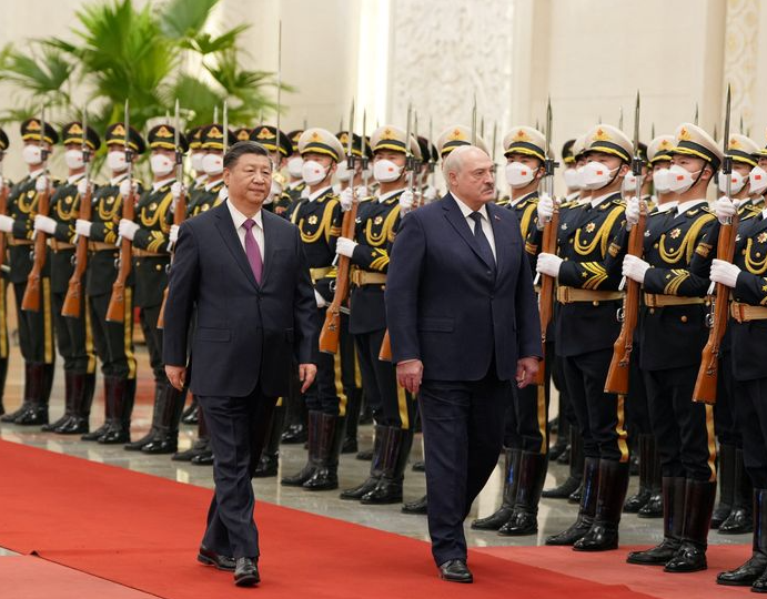 El presidente bielorruso Lukashenko regresa a China en busca de lazos más estrechos