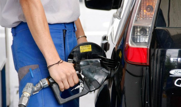 Caputo pidió a las petroleras que moderen la suba de la combustibles: la baja del avance de los precios ya es un hecho
