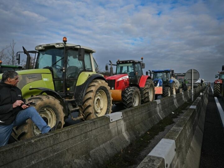 El primer ministro francés intenta apaciguar los ánimos de los agricultores antes de feria agrícola
