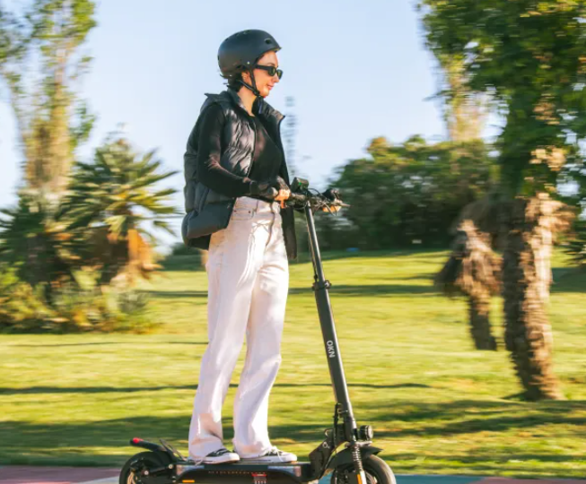 Okinoi transforma la movilidad urbana con el Mini Scooter T4